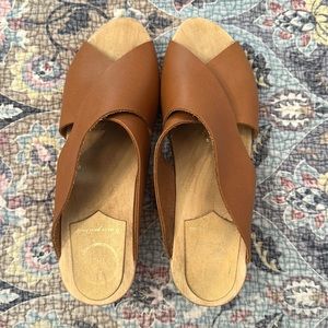 Practically brand new No.6 Frida clog mid-wedge clog sandal.